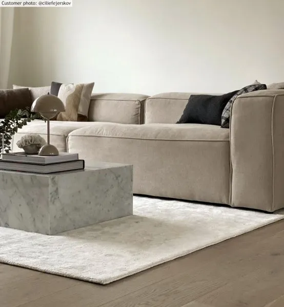 Wie man einen Teppich in einem Wohnzimmer platziert